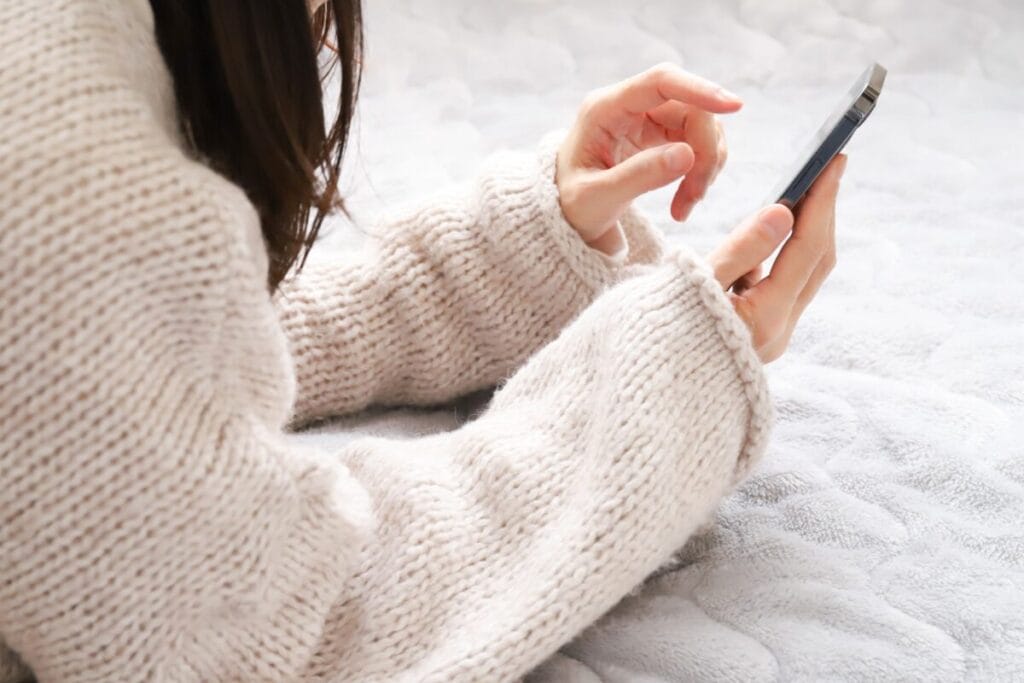 スマホを操作する手元